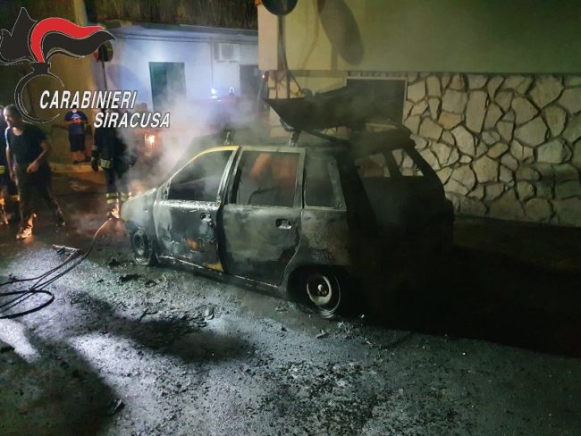 Auto date alle fiamme, individuato il piromane: è un giovane pregiudicato tossicodipendente