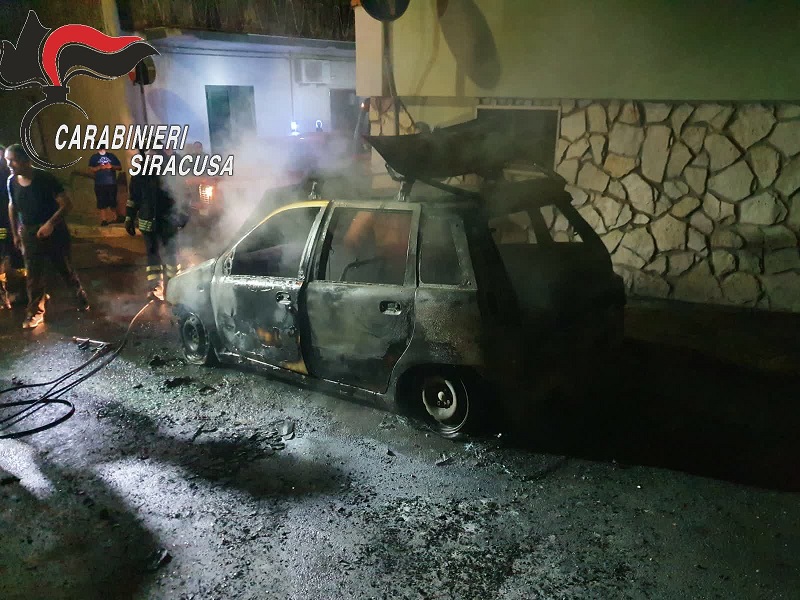 Auto date alle fiamme, individuato il piromane: è un giovane pregiudicato tossicodipendente