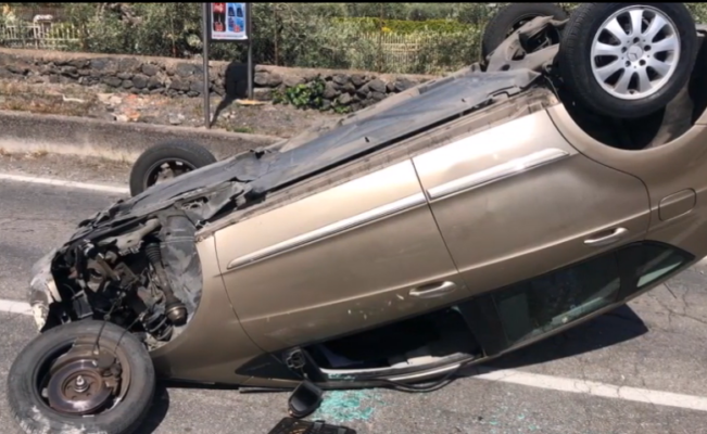 Spaventoso incidente autonomo nel Catanese: auto ribaltata e parabrezza in frantumi