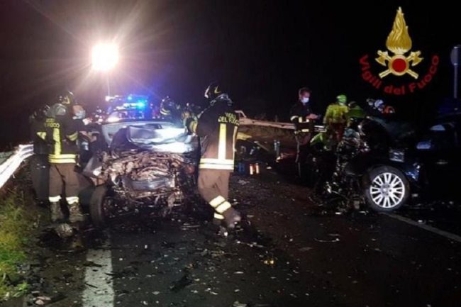 Carneficina lungo la Statale 42. Frontale tra due auto: muoiono due ragazze, 5 feriti gravi