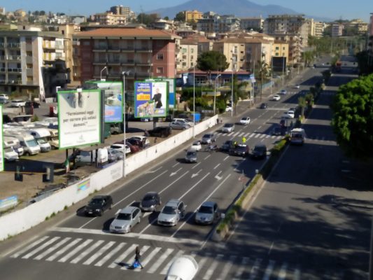 Nissan contro moto in via Vincenzo Giuffrida, paura per motociclista: ambulanza sul posto