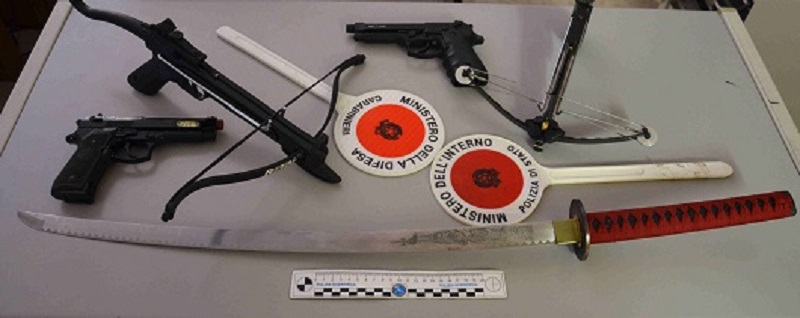 Lite tra vicini degenera. Colpi di balestra e pistola finta: dardo colpisce al collo un ragazzo