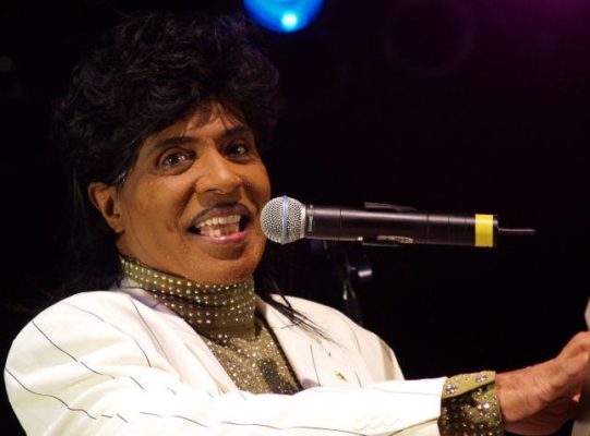 Lo stile anticonformista e il rock ‘n’ roll nel sangue: addio a Little Richard, il cantante di “Tutti frutti”