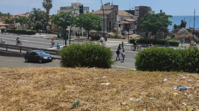 Lungomare di Catania senza auto, gente responsabile ma incivili “in agguato”: rifiuti in piazza Europa – VIDEO e FOTO