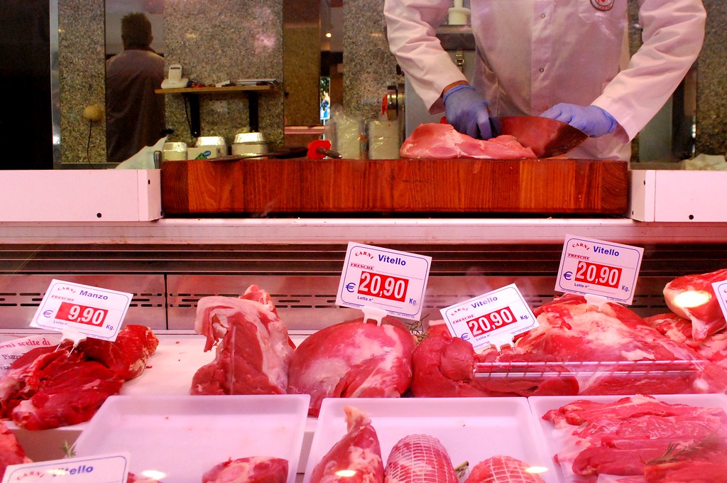 Operaio in “nero” in una macelleria del Catanese: titolare multato per 4mila euro