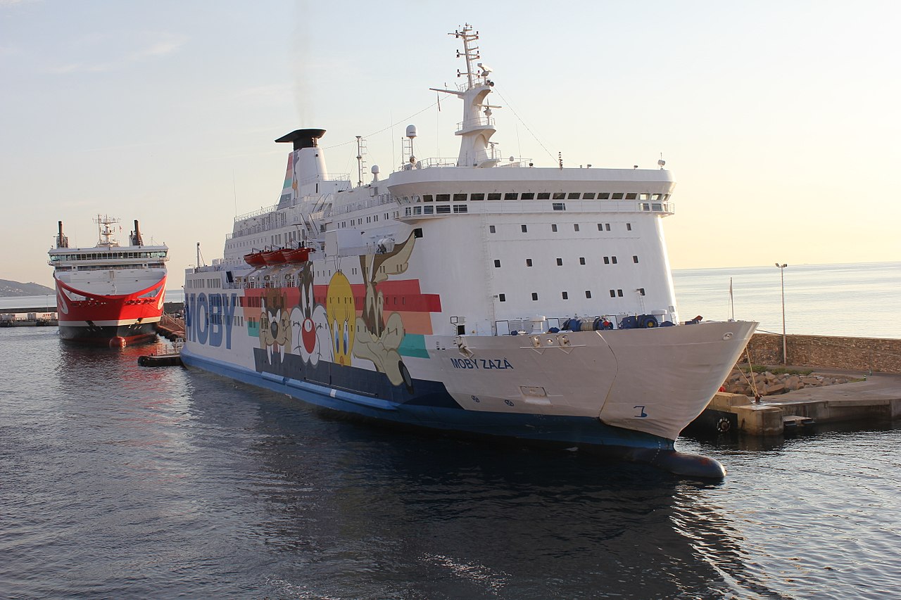 Finita la sorveglianza sanitaria, 106 migranti lasciano la “nave quarantena” Moby Zazà