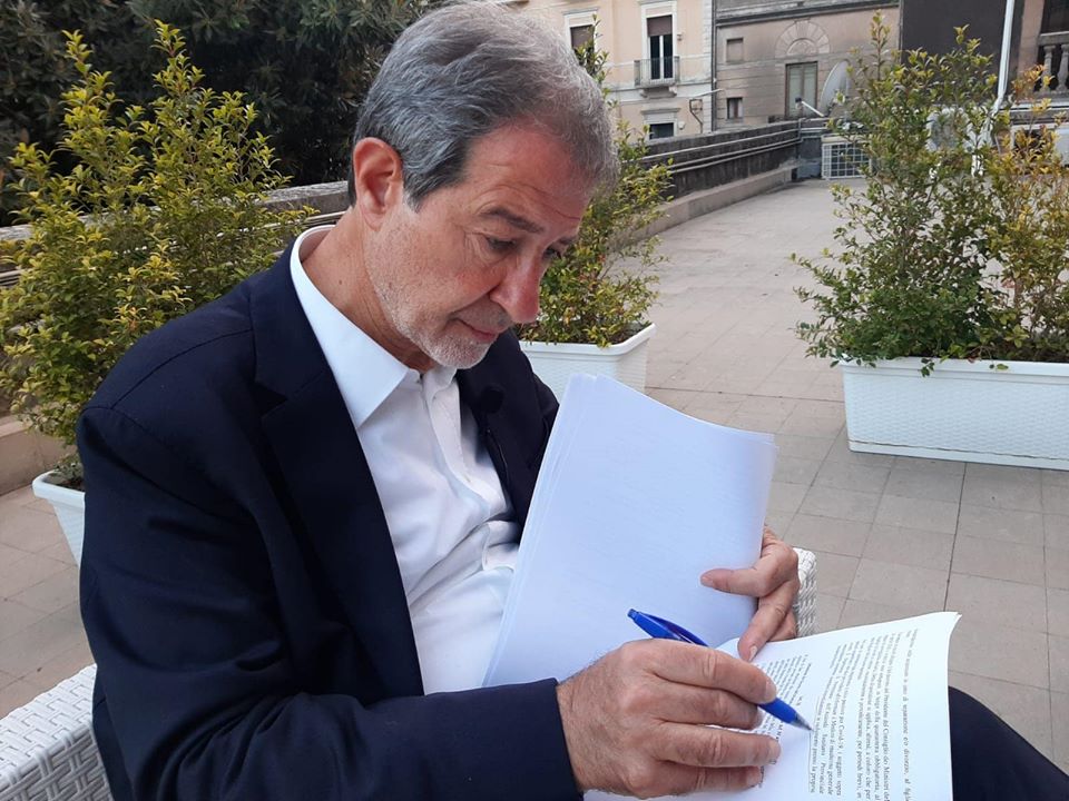 Musumeci firma la nuova ordinanza regionale: la Sicilia si allinea all’ultimo Dpcm