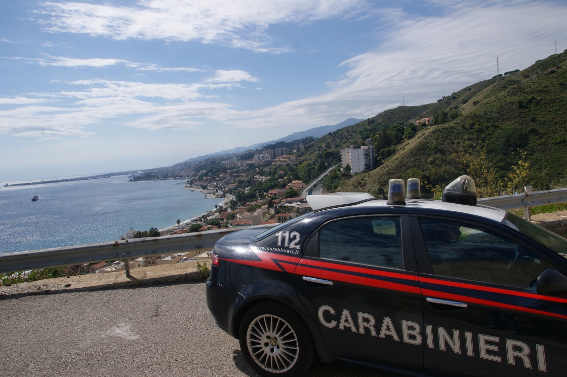 Sfugge ai posti di blocco rischiando di investire un carabiniere: denuncia per un 42enne