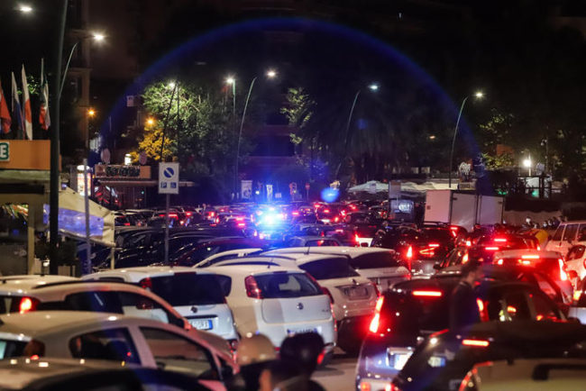 Urla e schiamazzi fino alle 4 del mattino, lungomare bloccato: “follia” nel primo sabato sera post-lockdown