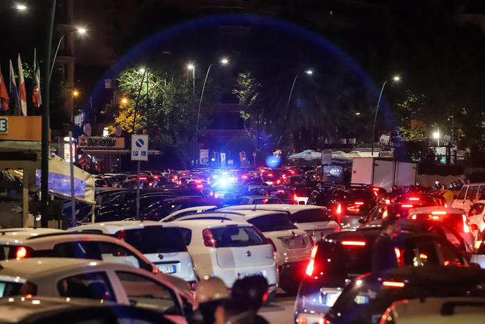 Urla e schiamazzi fino alle 4 del mattino, lungomare bloccato: “follia” nel primo sabato sera post-lockdown