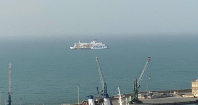Migranti, la Moby Zazà per la quarantena a Lampedusa ma non resterà a lungo: una notte di viaggio
