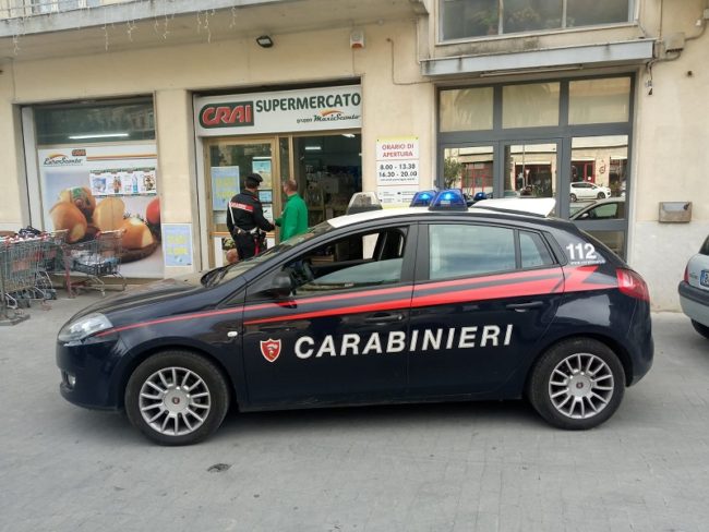 Schiaffo a un agente, carabinieri intervengono per bloccare l’uomo: scattano le manette per due volte