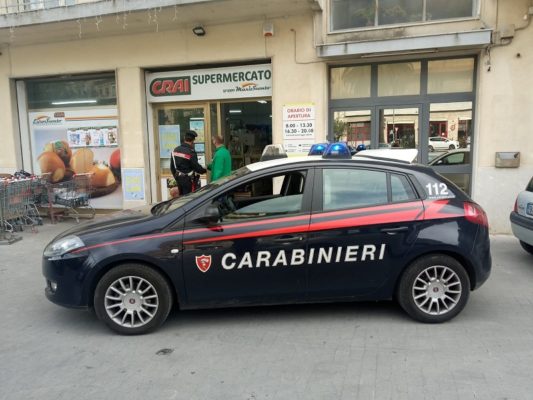 Schiaffo a un agente, carabinieri intervengono per bloccare l’uomo: scattano le manette per due volte