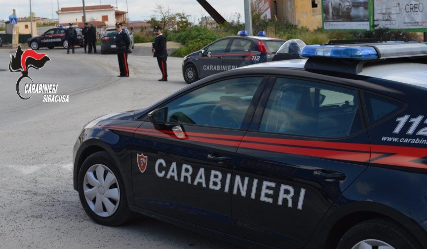 Un matrimonio in tensione, ennesima lite tra coniugi: moglie accoltella il marito Un matrimonio in tensione, ennesima lite tra coniugi: moglie accoltella il marito