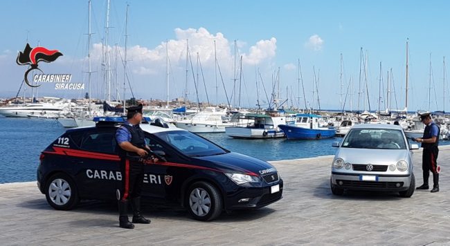 Dal possesso di un coltello a serramanico sino alla guida senza casco: serrati i controlli dei carabinieri
