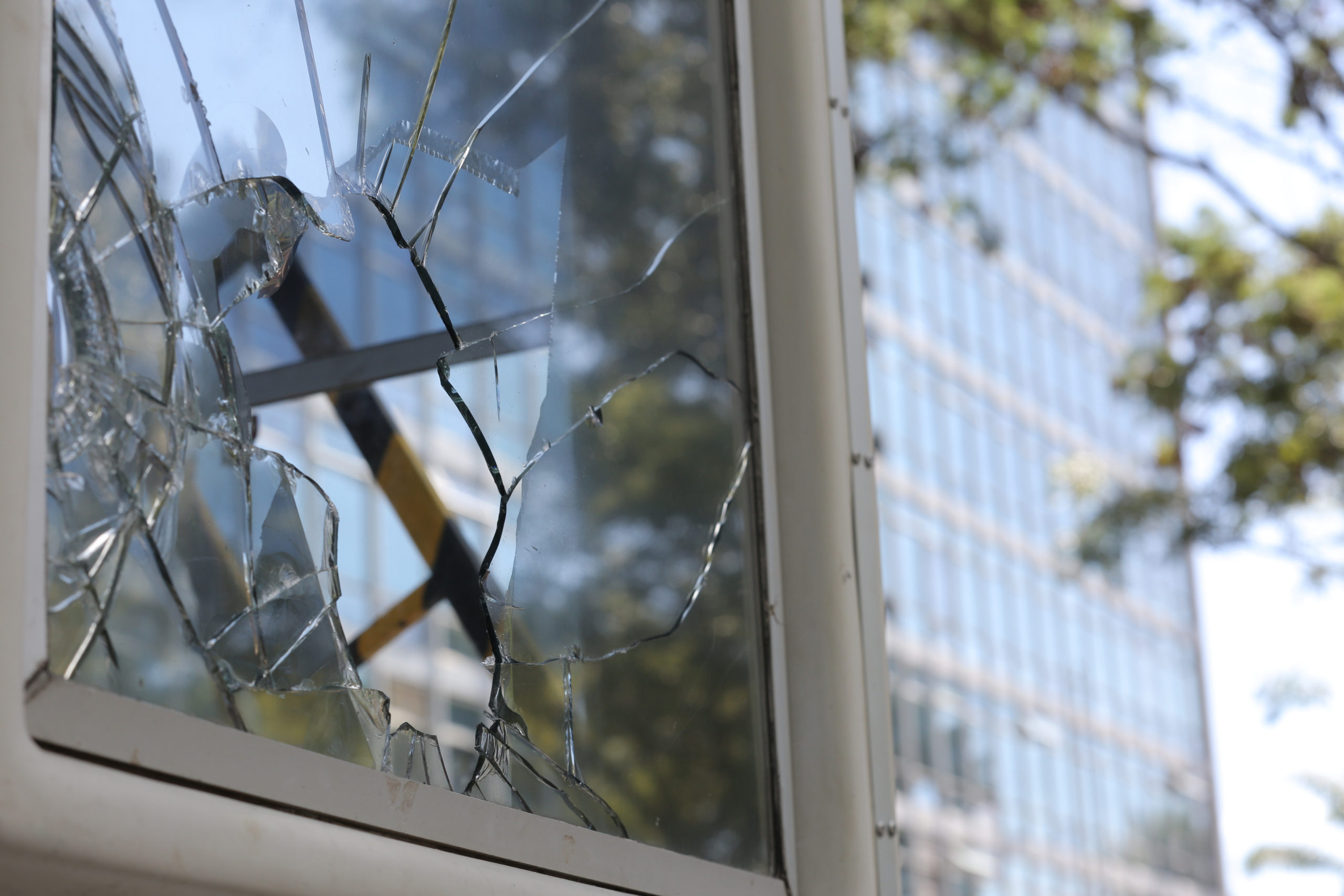 Atto vandalico in scuola dell’infanzia, danneggiati infissi e finestre: nessun furto, “mero interesse di fare danno”