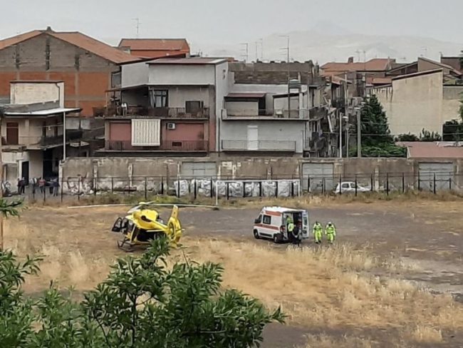Paura nel Catanese, ciclista vittima di un incidente: elisoccorso lo trasporta in ospedale