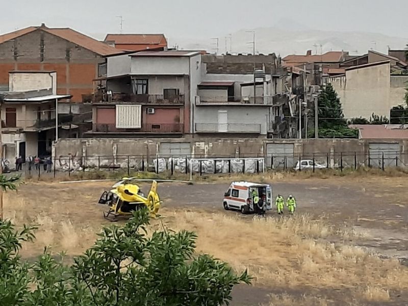 Paura nel Catanese, ciclista vittima di un incidente: elisoccorso lo trasporta in ospedale