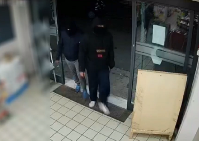 Rapina nel Catanese, minorenni svaligiano supermercato: volto coperto e coltello verso la cassiera – VIDEO