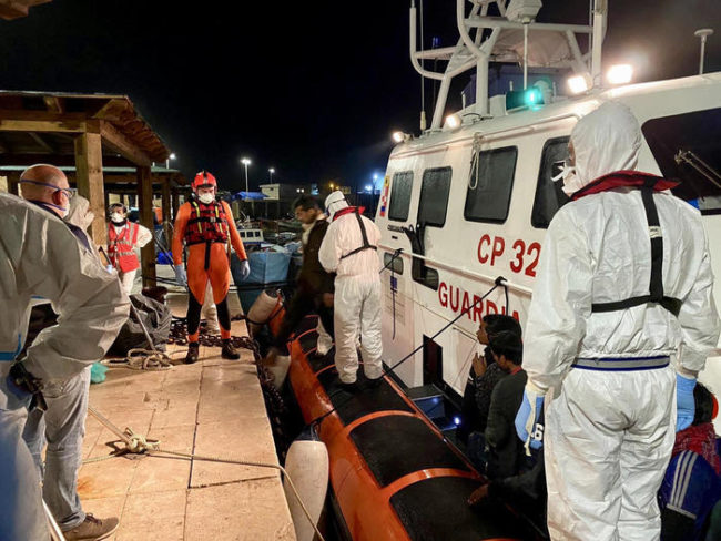 Emergenza migranti a Lampedusa, 1.500 persone nell’hotspot. Martello: “Basta a provvedimenti tampone”