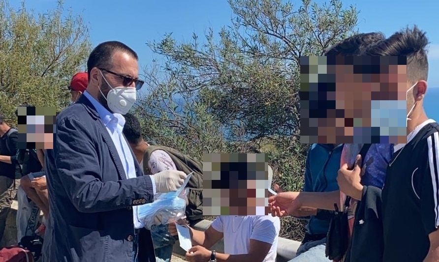 Sbarco in spiaggia, fuga di migranti: forze dell’ordine in azione – il VIDEO IN DIRETTA e le parole del sindaco