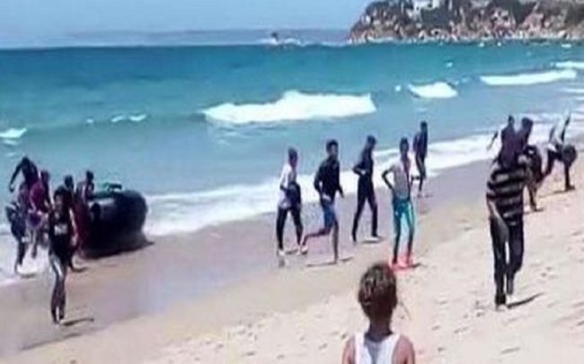 Sbarco 400 migranti in spiaggia, fuga sulla Statale: automobilisti fermati per passaggi e acqua