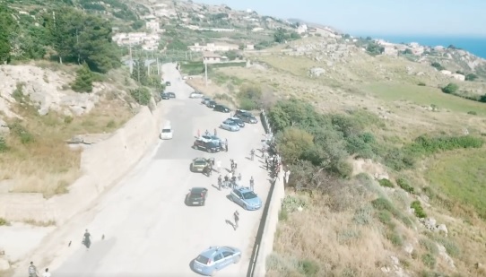 Sbarco “fantasma” in spiaggia, ritrovato uno dei due barconi: identificate oltre 50 persone
