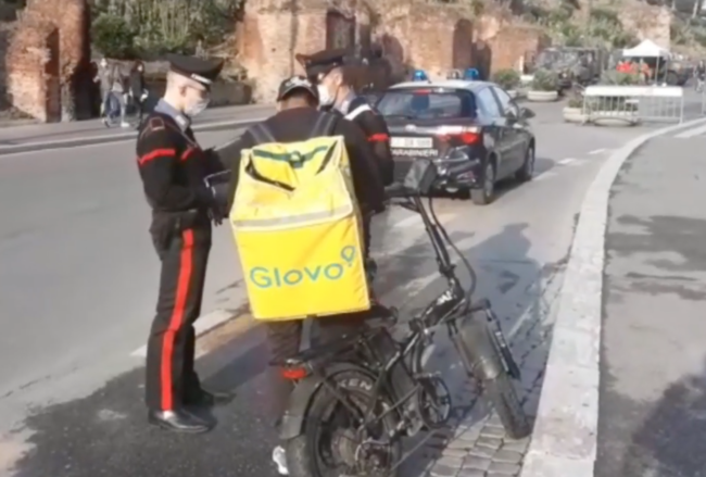 Food delivery, controlli su strada di oltre mille “riders”: indagini in corso sulla gestione del lavoro