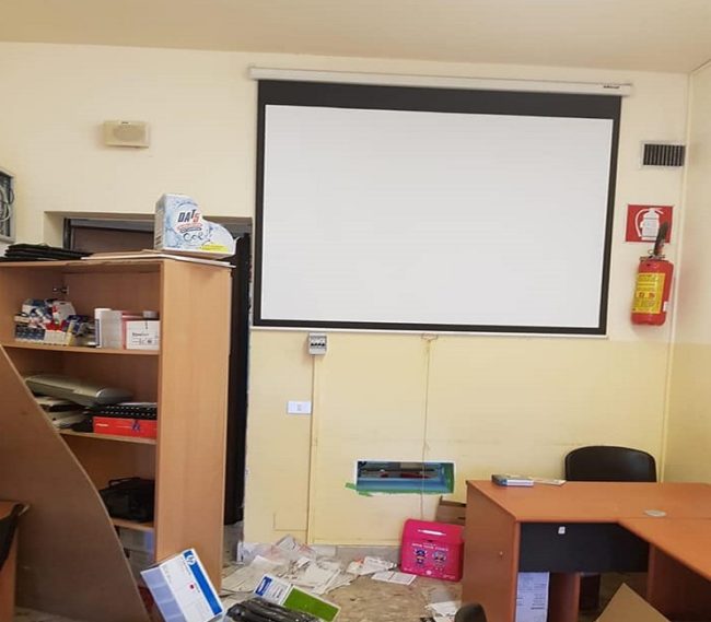 Furto, distruzione e caos. Scuola vandalizzata nel quartiere: “Scarcerati 41bis? Non può essere coincidenza”