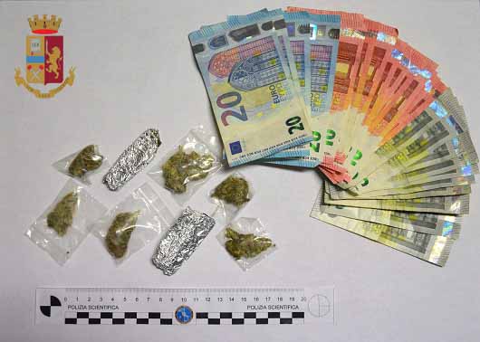 Assembramento di giovani, spacciatori fuggono alla vista dei poliziotti: due arresti Assembramento di giovani, spacciatori fuggono alla vista dei poliziotti: due arresti