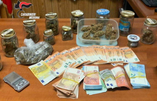 Militari irrompono in casa di un pusher, sequestrati 400 grammi di marijuana e 16mila euro