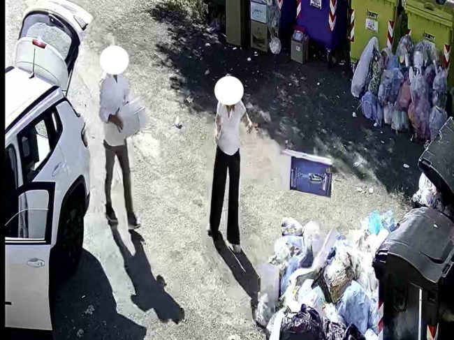 “Incivili” a San Gregorio scaricano rifiuti dalle loro auto: un signore e una coppia beccati dalle telecamere