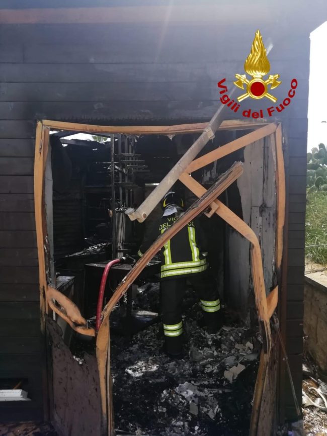 Chiosco in fiamme, l’intervento dei vigili del fuoco vicino al Monumento dei Caduti: le FOTO