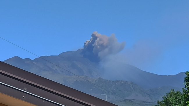 L’Etna dà il buongiorno alla Fase 2: attività esplosiva nella bocca della “sella” e nube di cenere