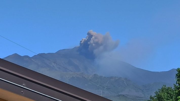Etna, improvvisa emissione di cenere dai crateri sommitali: continua l’attività stromboliana