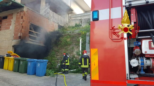 Fumo nero e fiamme, apprensione in via San Giovanni: scoppia incendio in un seminterrato – FOTO