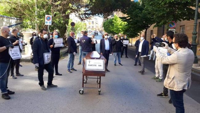 Il lavoro in “processione”, la manifestazione dei commercianti siciliani e delle partite Iva