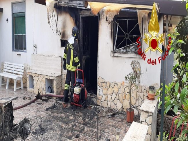 Un corto circuito e le fiamme divampano all’interno di una casa: distrutto il piano terra