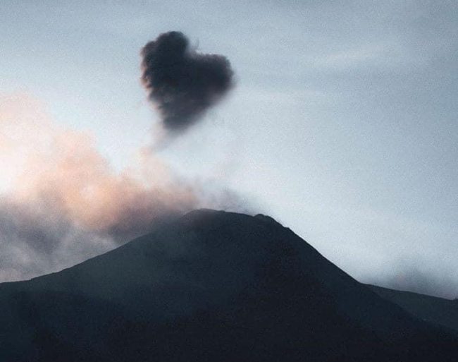 “Mamma Etna” vicina ai catanesi, la foto che fa sorridere e sperare in un futuro prossimo migliore