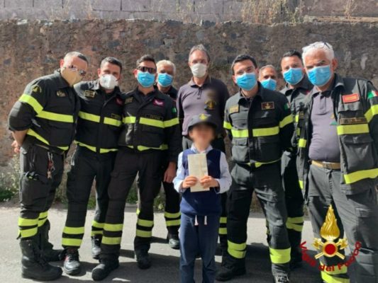 Bimbo catanese scrive ai suoi eroi: i vigili del fuoco lo sorprendono e gli fanno visita – FOTO