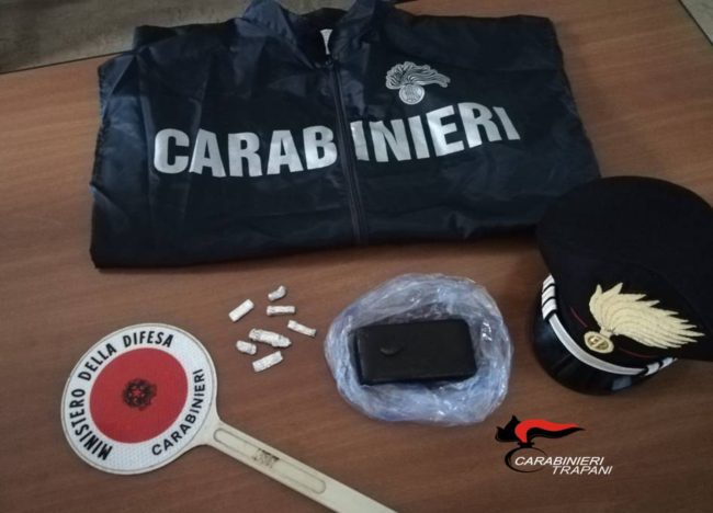 Sale di corsa sull’aliscafo e lascia sul sedile la droga camuffata tra la carne di pollo: in manette pusher