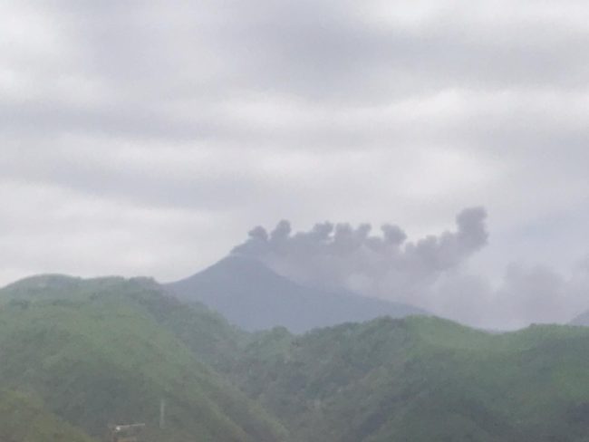 L’Etna sbuffa: emissione di cenere e incremento del tremore vulcanico