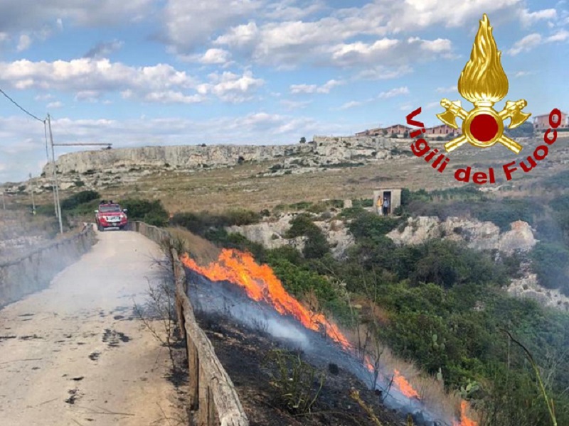 Sterpaglie prendono fuoco vicino a una tonnara: intervengono i vigili del fuoco – FOTO