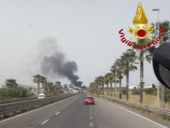 Catania, paura nel quartiere di Zia Lisa: a fuoco discarica di pneumatici, vigili del fuoco sul posto
