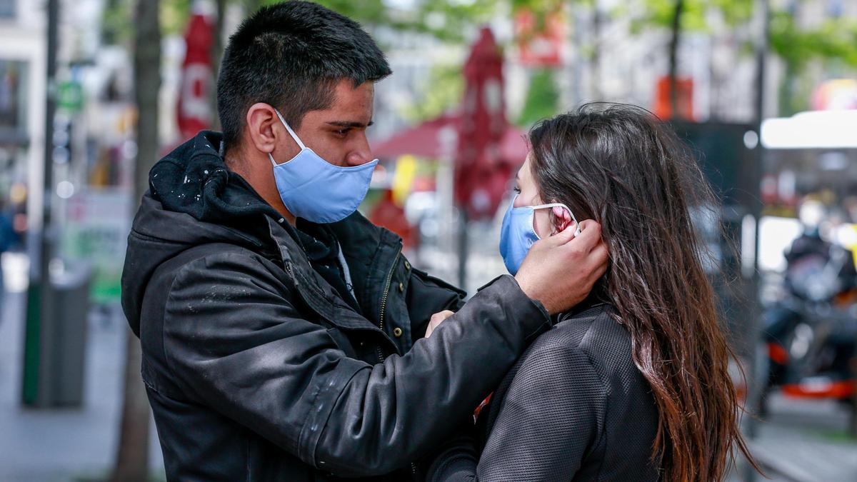 Abbraccia in strada la compagna, neanche la mascherina gli evita una multa di 280 euro