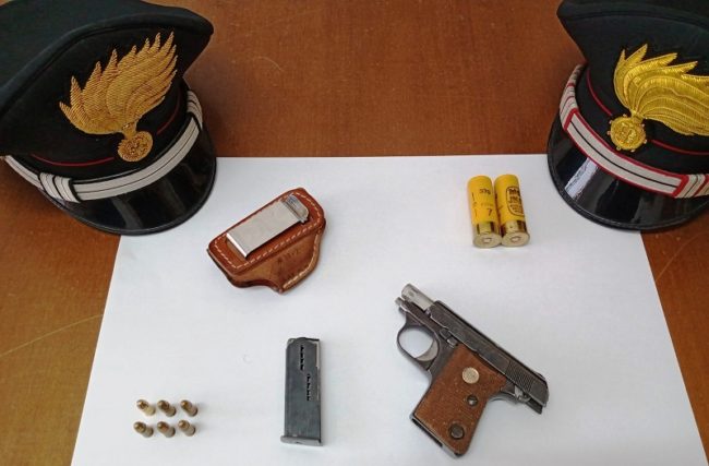 Girava armato per le vie del Catanese: denunciato 48enne