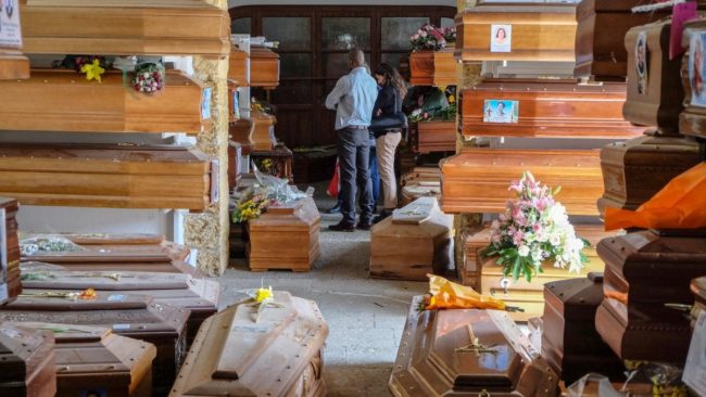 Carenza di sepolture, oltre 500 bare in attesa al cimitero Rotoli: bloccati gli scavi per i nuovi loculi