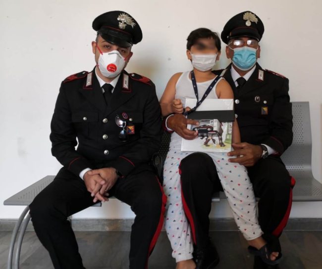 La chiamata al 112 e il massaggio cardiaco: carabinieri salvano la vita a un bimbo di 6 anni