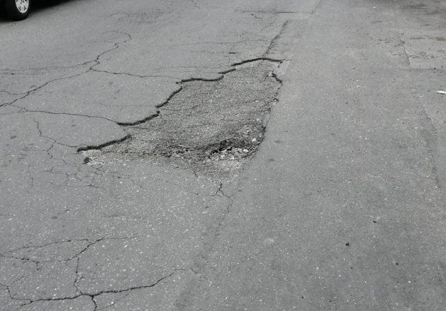 Catania piena di buche, da San Giovanni Galermo a Cibali decine di segnalazioni. Buceti: “Bisogna attivarsi immediatamente”