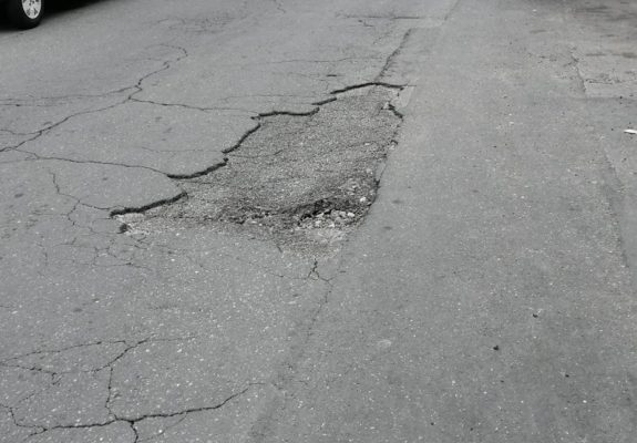 Catania piena di buche, da San Giovanni Galermo a Cibali decine di segnalazioni. Buceti: “Bisogna attivarsi immediatamente”